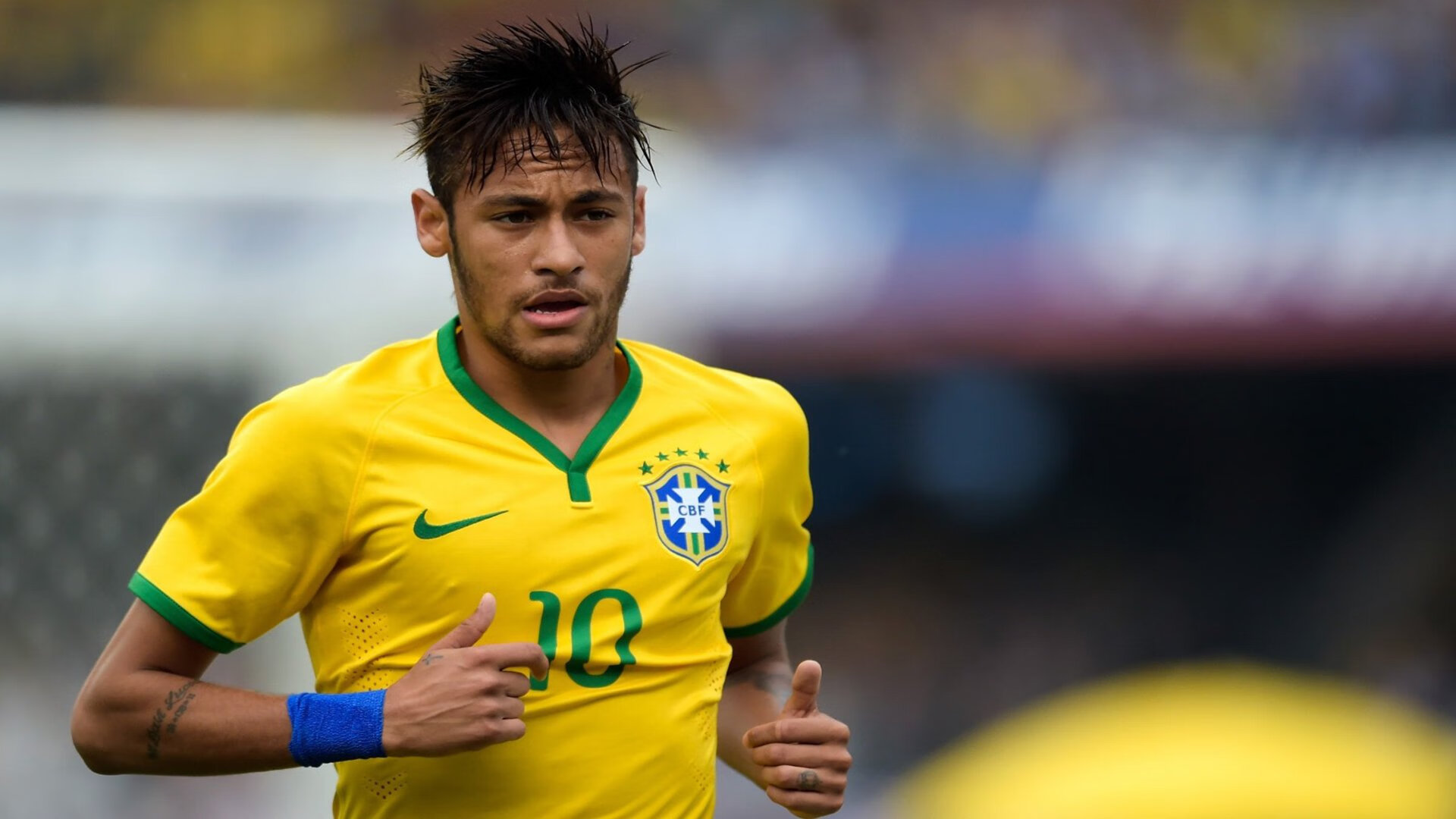 女子足球联赛冠军争夺激烈，赛事精彩纷呈，女子足球大赛